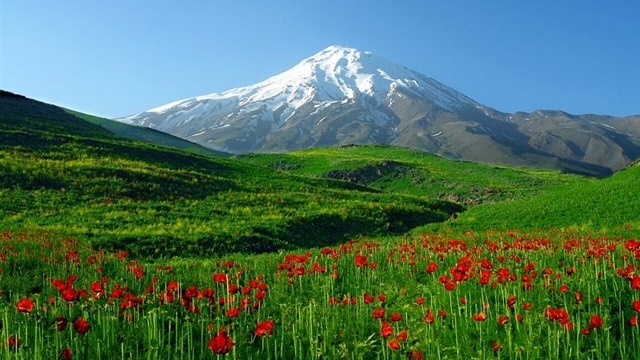 Iranians embrace national Mount Damavand Day