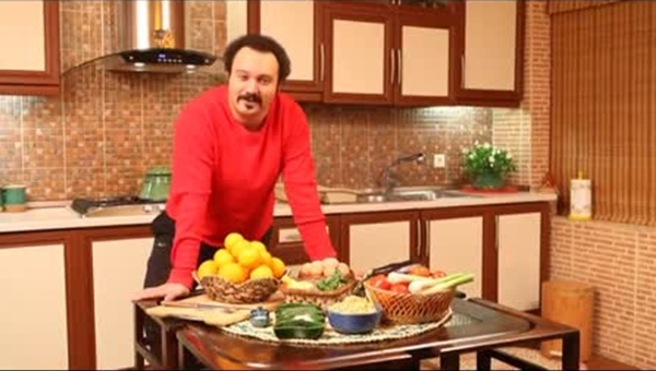 خليل الكبابي يطهو الكباب في العشاء الإيراني