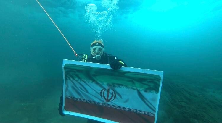 Diver waves Iran's flag in North Pole