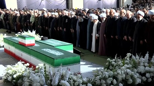اقامه نماز بر پیکر رهبر شهید انقلاب