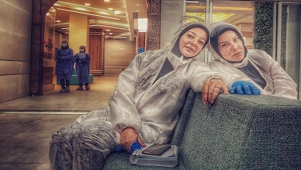 آشا محرابي و روزيتا غفاري في لباس الممرضات
