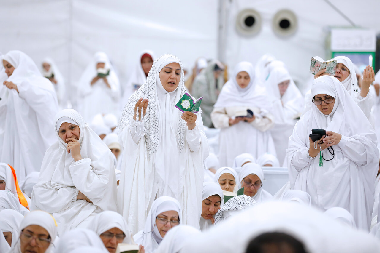 Muslim pilgrims converge at Mount Arafat