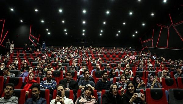 اقبال ملفت للجمهور الايراني الى دور السينما