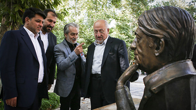 Late Iranian veteran actor bust unveils