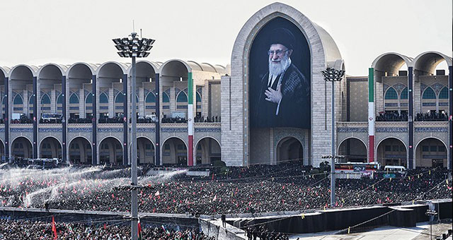 في مراسم مهيبة.. طهران تحتضن صلاة الجنازة على قائد الثورة الشهيد