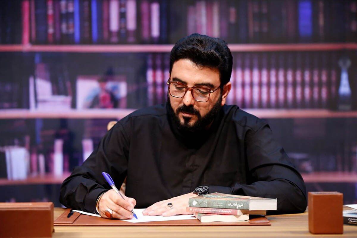 Iran writer to publish president memoir