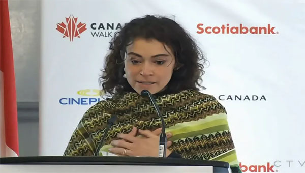 ممثلة كندية تبكي لدعم بلادها الإبادة في غزة
