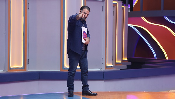 علي رضا أستادي يقدم مسابقة تلفزيونية
